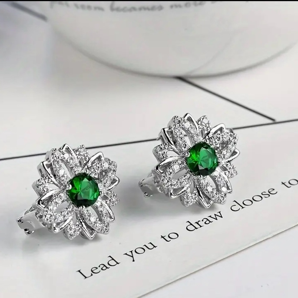 NWT Bohemian Green Synthetic  Zirconia Floral Earrings for Women